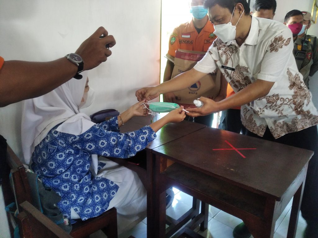 Penyerahan bantuan masker dan hand sanitizer dari BPBD Kota Surakarta